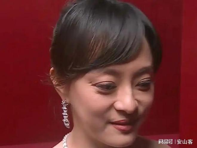 坏杨幂不敢露脸只有赵今麦扛住了！电子pg游戏芭莎之夜被镜头签吓(图10)