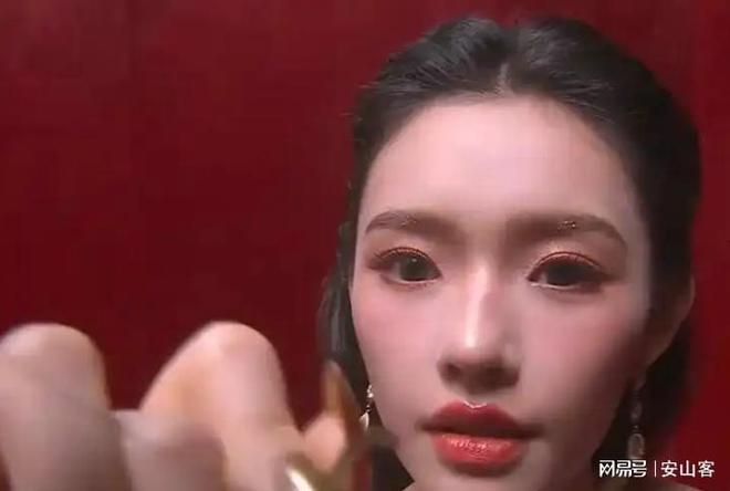 坏杨幂不敢露脸只有赵今麦扛住了！电子pg游戏芭莎之夜被镜头签吓(图2)