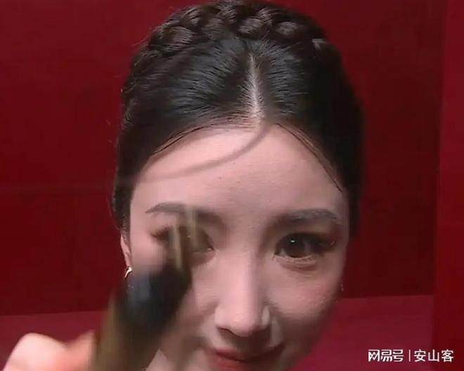 坏杨幂不敢露脸只有赵今麦扛住了！电子pg游戏芭莎之夜被镜头签吓(图7)