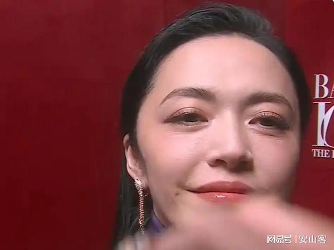 坏杨幂不敢露脸只有赵今麦扛住了！电子pg游戏芭莎之夜被镜头签吓(图4)