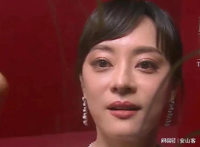 坏杨幂不敢露脸只有赵今麦扛住了！电子pg游戏芭莎之夜被镜头签吓(图3)