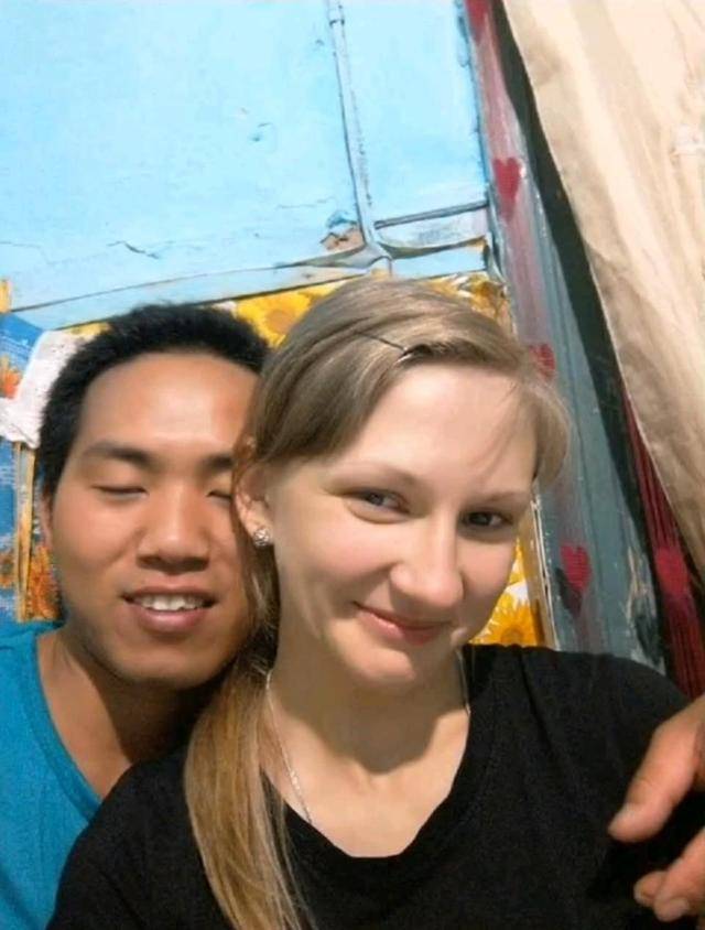 跑到俄罗斯养猪8年还娶到00后大俄美女pg电子试玩入口和妻子离婚后河北小伙(图2)