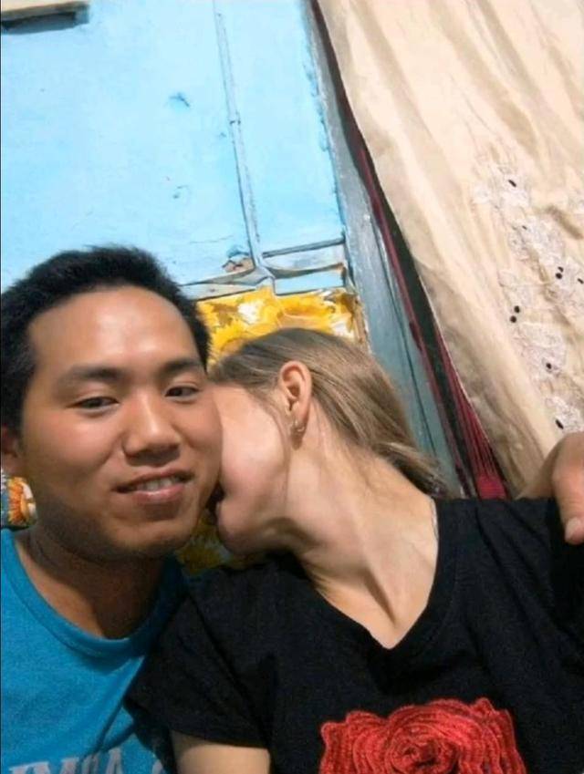 跑到俄罗斯养猪8年还娶到00后大俄美女pg电子试玩入口和妻子离婚后河北小伙(图3)